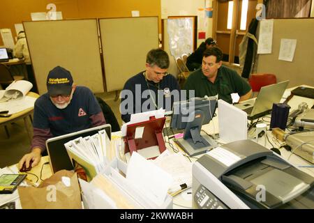 Severe Wildfire Threat, Shawnee, OK, 18. Januar 2006 Oklahoma Emergency Manager Bob Worrell, Steve Palladino und Melvin Potter koordinieren die Brandbekämpfung von der Incident Command Post, die im Shawnee Expo Center eingerichtet wurde. Bob McMillan/FEMA Photo.. Fotos zu Katastrophen- und Notfallmanagementprogrammen, Aktivitäten und Beamten Stockfoto