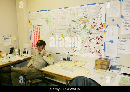 Severe Wildfire Threat, Shawnee, OK, Janiary 18, 2006 Mark Goeller von der Oklahoma Forestry Division koordiniert mehrere Brände von der Einsatzleitung in der Zwischenfall-Kommandozentrale. Jede Markierung auf der Karte stellt eines der vielen Feuer dar, die seit November in Oklahoma mehr als 400.000 Hektar Land verbrannt haben. Bob McMillan/FEMA Photo.. Fotos zu Katastrophen- und Notfallmanagementprogrammen, Aktivitäten und Beamten Stockfoto