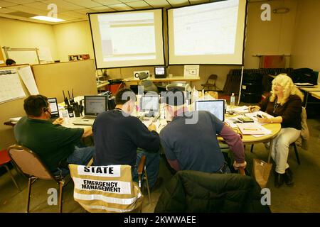 Severe Wildfire Threat, Shawnee, OK, 18. Januar 2006 Oklahoma Emergency Manager Bob Worrell, Steve Palladino und Melvin Potter koordinieren die Brandbekämpfung von der Incident Command Post, die im Shawnee Expo Center eingerichtet wurde. Bob McMillan/FEMA Photo.. Fotos zu Katastrophen- und Notfallmanagementprogrammen, Aktivitäten und Beamten Stockfoto