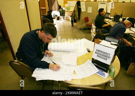 Severe Wildfire Threat, Shawnee, OK, 18. Januar 2006 Oklahoma State Emergency Manager Steve Palladino verfolgt eines der vielen Brände, die heute in Oklahoma ausbrachen. Seit November sind über 400.000 Hektar in Oklahoma verbrannt. Bob McMillan/FEMA Photo.. Fotos zu Katastrophen- und Notfallmanagementprogrammen, Aktivitäten und Beamten Stockfoto