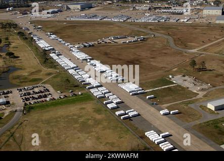 Hurricane Rita, Lake Charles, LA, 18. Januar 2006 - Luftaufnahmen von FEMA-Wohnwagen und Wohnwagen, die am Flughafen auf die Zuteilung an Bewohner im Südwesten Louisianas warten und vom Hurrikan Rita betroffen waren. FEMA hat einen neuen Wohnwagenpark in Lake Charles gebaut und einen neuen Wohnmobilpark ein paar Meilen entfernt in Sulphur. Fotos zu Katastrophen- und Notfallmanagementprogrammen, Aktivitäten und Beamten Stockfoto