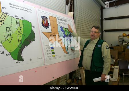 Extreme Wildfire Threat, Granbury, TX, 24. Januar 2006 Vorfallsführer Paul Hannenmann vom Texas Forest Service geht die Wetterkarten von Texas durch, die vergangene Regenfälle und vorhergesagte Bedingungen zeigen, die die Brandgefahr nicht besonders zu mildern scheinen. Bob McMillan/FEMA Photo.. Fotos zu Katastrophen- und Notfallmanagementprogrammen, Aktivitäten und Beamten Stockfoto