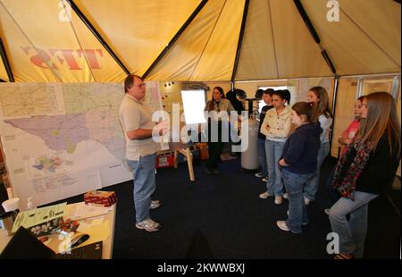 Extreme Wildfire Threat, Granbury, TX, 24. Januar 2006 Flug nach Coomunications Specialist John Caldwell informiert 8. Planer der örtlichen Granbury Middle School über seine Aktivitäten während einer Ruhepause bei der Brandbekämpfung. Bob McMillan/FEMA Photo.. Fotos zu Katastrophen- und Notfallmanagementprogrammen, Aktivitäten und Beamten Stockfoto