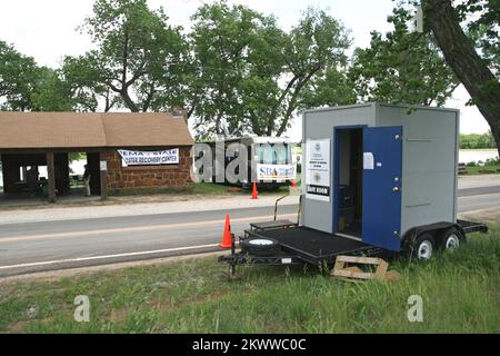 Schwere Stürme, Tornados und Überschwemmungen, Minneapolis, KS Juni 3, 2007 – die FEMA hat gerade ein Disaster Recovery Center für Opfer der jüngsten Stürme in Ottawa County eröffnet. Ein mobiler „Safe Room“ zeigt den Bewohnern die Vorteile eines stürmgeschützten Schutzgebiets. Fotos zu Katastrophen- und Notfallmanagementprogrammen, Aktivitäten und Beamten Stockfoto