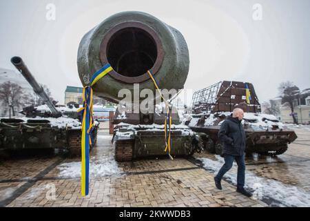 Kiew, Ukraine. 26.. November 2022. Ein Mann geht in der Nähe zerstörter russischer Militärfahrzeuge, die in Zentral-Kiew ausgestellt sind. Am 24. februar 2022 marschierten russische Truppen in die ukraine ein und begannen damit einen Konflikt, der die Zerstörung und eine humanitäre Krise provoziert hat. Am 24. Februar 2022 marschierten russische Truppen in die Ukraine ein und lösten einen Konflikt aus, der zu Zerstörung und einer humanitären Krise geführt hat. Kredit: SOPA Images Limited/Alamy Live News Stockfoto