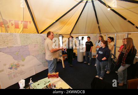 Extreme Wildfire Threat, Granbury, TX, 24. Januar 2006 Flug nach Coomunications Specialist John Caldwell informiert 8. Planer der örtlichen Granbury Middle School über seine Aktivitäten während einer Ruhepause bei der Brandbekämpfung. Bob McMillan/FEMA Photo.. Fotos zu Katastrophen- und Notfallmanagementprogrammen, Aktivitäten und Beamten Stockfoto