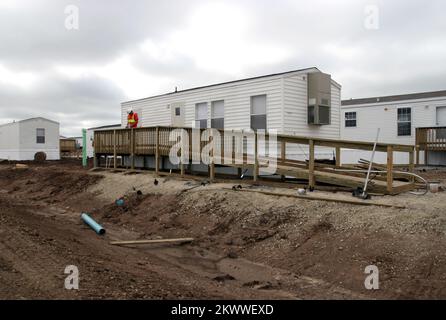 Schwere Stürme, Tornados und Überschwemmungen, Greensburg, KS, 25. Juni 2007 - Arbeiter installieren eine ADA-Rampe auf einem der neuen Wohnmobile in Süd-Greensburg. Trotz der kürzlichen Regenfälle, die den Bau behindert haben, wird erwartet, dass die 341-Einheiten, 75 Morgen große Gruppenanlage nächste Woche damit beginnt, Einwohner aufzunehmen. Fotos zu Katastrophen- und Notfallmanagementprogrammen, Aktivitäten und Beamten Stockfoto