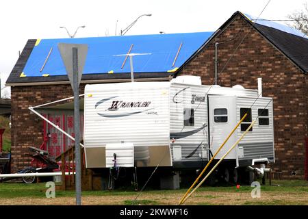 Hurricane Rita, Lake Charles, LA, 22. Februar 2006 – FEMA stellt blaue Dachplanen zum Schutz von Wohnungen bereit, bis ordnungsgemäße Reparaturen durchgeführt werden können und Anhänger transportiert werden können. Dieses Hurrikan-Rita-Opfer profitiert von beiden in Lake Charles. Robert Kaufmann/FEMA.. Fotos zu Katastrophen- und Notfallmanagementprogrammen, Aktivitäten und Beamten Stockfoto