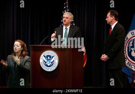 Washington, DC, 13. Februar 2006, stellvertretender Direktor des Department of Homeland Security, Michael Jackson, spricht bei einem FEMA-Treffen mit allen Händen, um die FEMA-Mitarbeiter darüber zu informieren, wie das DHS den Katastrophenschutz und den Wiederherstellungsprozess optimieren wird. Rechts ist R. David Paulison, der amtierende Direktor der FEMA. .. Fotos zu Katastrophen- und Notfallmanagementprogrammen, Aktivitäten und Beamten Stockfoto