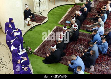 05.07.2016., Zagreb, Kroatien - mit sabah-namaz, dem Morgengebet, in der Moschee begann die Feier des ersten Tages von Eid al-Fitr. Es ist das zentrale Fest des Islam, das das Ende des Ramadan markiert, des heiligen islamischen Fastens. Stockfoto