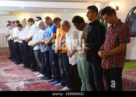 05.07.2016., Zagreb, Kroatien - mit sabah-namaz, dem Morgengebet, in der Moschee begann die Feier des ersten Tages von Eid al-Fitr. Es ist das zentrale Fest des Islam, das das Ende des Ramadan markiert, des heiligen islamischen Fastens. Stockfoto