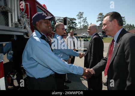 Thomasville, GA, 2. Mai 2006 Secretary of Homeland Security, Michael Chertoff, und R. David Paulison, geschäftsführender Direktor der FEMA, besuchten und trafen sich mit Mitarbeitern am MERS-Standort (Mobile Emergency Response Support) der FEMA in Thomasville, GA. Barry Bahler/DHS... Fotos zu Katastrophen- und Notfallmanagementprogrammen, Aktivitäten und Beamten Stockfoto
