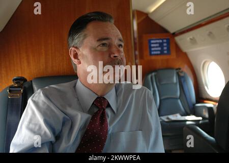 Georgien, 2. Mai 2006 FEMA Acting Director, R. David Paulison im Flugzeug des Department of Homeland Security. Er macht mehrere Stopps in den südlichen Staaten, um die FEMA-Vorbereitung für die kommende Hurrikansaison zu überprüfen. DHS/Barry Bahler... Fotos zu Katastrophen- und Notfallmanagementprogrammen, Aktivitäten und Beamten Stockfoto