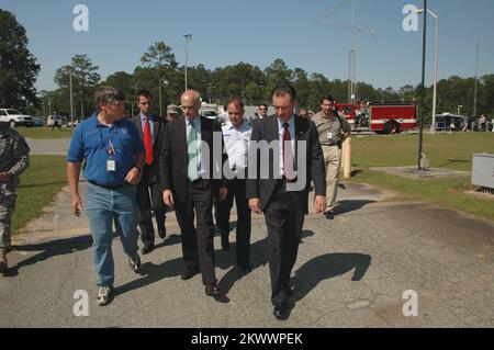 Thomasville, GA, 2. Mai 2006 Secretary of Homeland Security, Michael Chertoff, und R. David Paulison, geschäftsführender Direktor der FEMA, besuchten und trafen sich mit Mitarbeitern am MERS-Standort (Mobile Emergency Response Support) der FEMA in Thomasville, GA. Barry Bahler/DHS... Fotos zu Katastrophen- und Notfallmanagementprogrammen, Aktivitäten und Beamten Stockfoto