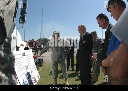 Thomasville, GA, 2. Mai 2006 Secretary of Homeland Security, Michael Chertoff, und R. David Paulison, geschäftsführender Direktor der FEMA, besuchten und trafen sich mit Mitarbeitern am MERS-Standort (Mobile Emergency Response Support) der FEMA in Thomasville, GA. Barry Bahler/DHS... Fotos zu Katastrophen- und Notfallmanagementprogrammen, Aktivitäten und Beamten Stockfoto