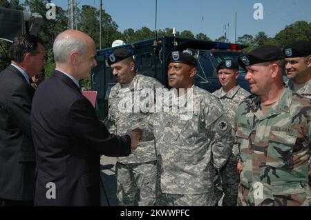 Thomasville, GA, 2. Mai 2006 Secretary of Homeland Security, Michael Chertoff, und R. David Paulison, geschäftsführender Direktor der FEMA, besuchten und trafen sich mit Mitarbeitern am MERS-Standort (Mobile Emergency Response Support) der FEMA in Thomasville, GA. Barry Bahler/DHS... Fotos zu Katastrophen- und Notfallmanagementprogrammen, Aktivitäten und Beamten Stockfoto