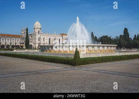 Brunnen am Platz Jardim da Praca do Imperio mit dem Kloster Jeronimos - Lissabon, Portugal Stockfoto