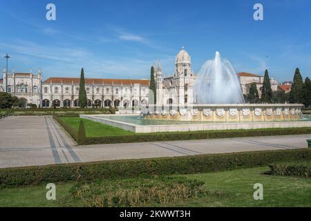 Jardim da Praca do Imperio Platz mit Brunnen und Kloster Jeronimos - Lissabon, Portugal Stockfoto