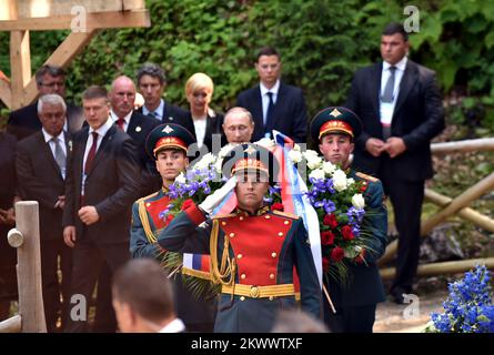 30.07.2016., Vrsic, Slowenien - der russische Präsident Wladimir Putin nahm an der hundertjährigen Gedenkfeier für eine Kapelle in den Julischen Alpen Teil, die zu Ehren von über 100 russischen und anderen Kriegsgefangenen des Ersten Weltkriegs errichtet wurde, die in einer Lawine starben, während sie eine gewundene Bergstraße für ihre österreichischen Armeekidnapper bauten Im Jahr 1915. Stockfoto