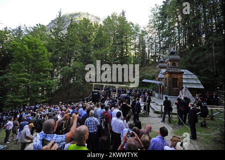 30.07.2016., Vrsic, Slowenien - der russische Präsident Wladimir Putin nahm an der hundertjährigen Gedenkfeier für eine Kapelle in den Julischen Alpen Teil, die zu Ehren von über 100 russischen und anderen Kriegsgefangenen des Ersten Weltkriegs errichtet wurde, die in einer Lawine starben, während sie eine gewundene Bergstraße für ihre österreichischen Armeekidnapper bauten Im Jahr 1915. Stockfoto