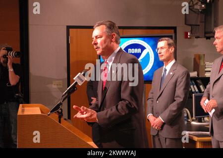 Miami, Florida, 22. Mai 2006 der geschäftsführende Direktor der FEMA, R. David Paulison, spricht im National Hurricane Center der NOAA in Miami, um die Hurricane Awareness Week vor Beginn der Hurricane Season 2006 zu starten. Fotos zu Katastrophen- und Notfallmanagementprogrammen, Aktivitäten und Beamten Stockfoto