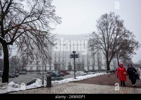 26. November 2022, Kiew, Ukraine: Menschen gehen in der Nähe des Gebäudes des ukrainischen Außenministeriums im Zentrum Kiews. Am 24. februar 2022 marschierten russische Truppen in die ukraine ein und begannen damit einen Konflikt, der die Zerstörung und eine humanitäre Krise provoziert hat. Am 24. Februar 2022 marschierten russische Truppen in die Ukraine ein und lösten einen Konflikt aus, der zu Zerstörung und einer humanitären Krise geführt hat. (Kreditbild: © Oleksii Chumachenko/SOPA Images via ZUMA Press Wire) Stockfoto