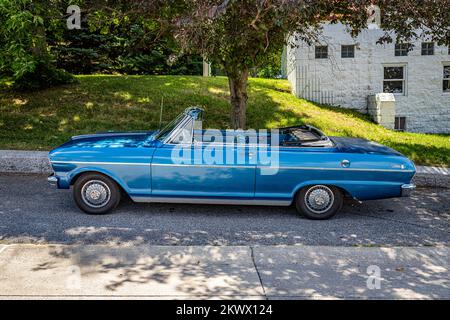 Des Moines, IA - 03. Juli 2022: Aus der Perspektive eines 1962 Chevrolet Nova Cabriolets auf einer lokalen Automesse. Stockfoto