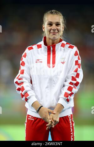 Sara Kolak von Kroatien posiert mit Goldmedaille auf dem Podium während der Siegerzeremonie im Javelin-Wurf-Event während der Olympischen Spiele 2016 in Rio de Janeiro, Brasilien, am 19. August 2016. Stockfoto