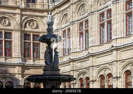 Opernbrunnen in der Wiener Staatsoper - Wien, Österreich. Opernbrunnen - 'unter der bekrönenden Allegorie der Musik' Stockfoto