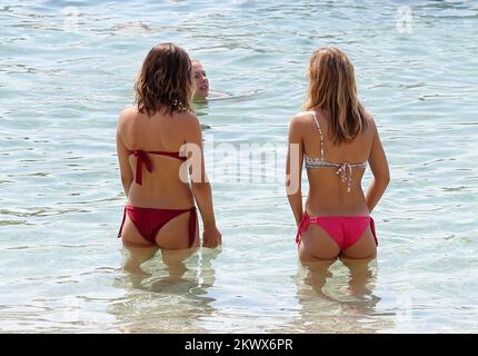 04.09.2016., Primosten, Kroatien - der Sommer ist vorbei und verkündete das schlechtere Wetter. Am Primosten Beach gibt es immer noch Gäste, die gerne schwimmen und sich sonnen, während einige Bücher oder Zeitungen lesen Stockfoto