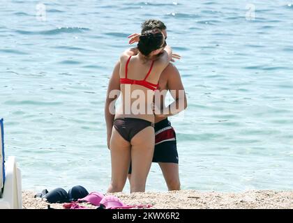 04.09.2016., Primosten, Kroatien - der Sommer ist vorbei und verkündete das schlechtere Wetter. Am Primosten Beach gibt es immer noch Gäste, die gerne schwimmen und sich sonnen, während einige Bücher oder Zeitungen lesen Stockfoto