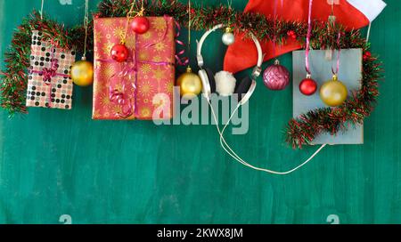 Hörbücher als weihnachtsgeschenk, weihnachtsgeschenk, Lesen, Literatur, Bildung, Urlaubskonzept. Bücher mit klassischen Kopfhörern und Dekoration Stockfoto