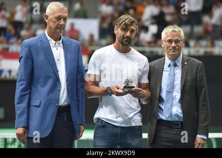 18.09.2016., Kroatien, Zadar - Davis Cup Halbfinale, Kroatien - Frankreich. Goran Ivanisevic wurde vierter kroatischer Tennisspieler, der mit dem Davis Cup „Award for Commitment“ ausgezeichnet wurde, der 2012 im hundertsten Finale des größten und ältesten Tennismannschaftswettbewerbs gegründet wurde. Franjo Lukovic, Goran Ivanisevic, Thomas Koenigsfeldt. Foto: Dino Stanin/PIXSELL Stockfoto