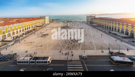 Panoramablick aus der Vogelperspektive auf die Plaza Praca do Comercio - Lissabon, Portugal Stockfoto