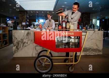 Der Campari-Cocktail bietet Pastamara-Bar-Cucina und Restaurant im Ritz-Carlton Hotel in Wien, Österreich. Das Ritz-Ca ist ein kulinarischer Hotspot für Einheimische Stockfoto