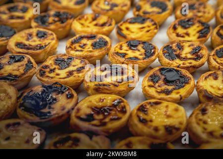 Portugiesische Vanilletörtchen (Pastel de Nata) - traditionelles portugiesisches Gebäck - Lissabon, Portugal Stockfoto