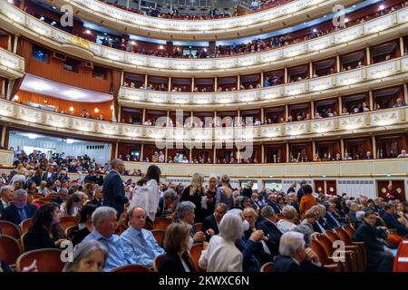 Innenansicht der Wiener Staatsoper. Wiener Staatsoper produziert 50-70 Opern und Ballette in etwa 300 Auftritten pro Jahr. Wien, Österreich, Europa. Stockfoto