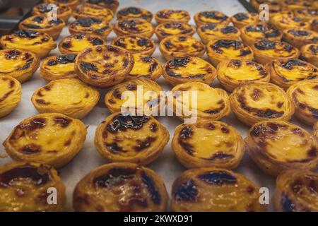 Portugiesische Vanilletörtchen (Pastel de Nata) - traditionelles portugiesisches Gebäck - Lissabon, Portugal Stockfoto