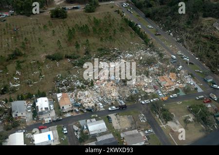 Schwere Stürme und Tornadoes, Lake County, Florida, 3. Februar 2007 die Schäden, die durch Tornados in Central Florida letzte Nacht verursacht wurden, waren lokalisiert, aber schwer. Die FEMA hat mit ihrer ersten Reaktion auf das Katastrophengebiet begonnen. Mark Wolfe/FEMA.. Fotos zu Katastrophen- und Notfallmanagementprogrammen, Aktivitäten und Beamten Stockfoto