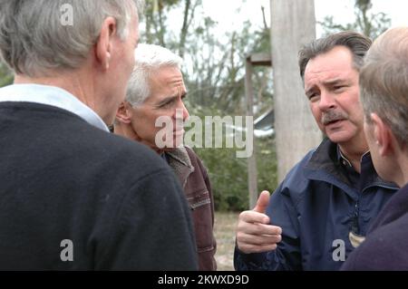 Severe Storms and Tornadoes, Lady Lake, Florida, 3. Februar 2007 FEMA Director David Paulison (rechts, gegenüberliegend), Florida Governor Charlie Crist (Zentrum), USA Senator Bill Nelson (D-FL) (rechts) und Congressman Cliff Stearns (R-FL) diskutieren die von der FEMA initiierten Maßnahmen. Central Florida wurde über Nacht von einem oder mehreren Tornados getroffen, die schwere Schäden und mehrere Todesfälle verursachten. Mark Wolfe/FEMA.. Fotos zu Katastrophen- und Notfallmanagementprogrammen, Aktivitäten und Beamten Stockfoto