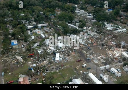 Schwere Stürme und Tornadoes, Lake County, Florida, 3. Februar 2007 Tornadoes haben gestern Nacht eine Spur durch Central Florida gezogen. Die FEMA hat mit ihrer ersten Reaktion auf die Katastrophe begonnen. Mark Wolfe/FEMA.. Fotos zu Katastrophen- und Notfallmanagementprogrammen, Aktivitäten und Beamten Stockfoto