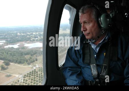 Severe Storms and Tornadoes, Lake County, Florida, 3. Februar 2007 FEMA Region IV Direktor Phil May untersucht die Schäden, die durch Tornados verursacht wurden, die letzte Nacht zugeschlagen haben. Die FEMA hat mit ihrer ersten Reaktion auf die Katastrophe begonnen. Mark Wolfe/FEMA.. Fotos zu Katastrophen- und Notfallmanagementprogrammen, Aktivitäten und Beamten Stockfoto