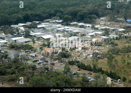 Schwere Stürme und Tornadoes, Lake County, Florida, 3. Februar 2007 einige Häuser wurden verschont und einige Häuser wurden von den Tornados zerstört, die gestern Nacht in Central Florida eintrafen. Die FEMA hat mit ihrer ersten Reaktion auf die Katastrophe begonnen. Mark Wolfe/FEMA.. Fotos zu Katastrophen- und Notfallmanagementprogrammen, Aktivitäten und Beamten Stockfoto