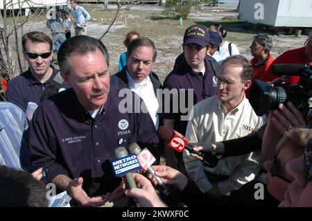 Severe Storms and Tornadoes, Deland, Florida, 9. Februar 2007 FEMA-Direktor David Paulison beantwortet nach einer Pressekonferenz heute in Deland Fragen der Medien. Direktor Paulison reiste durch Zentralflorida, um den Fortschritt der Erholung nach den jüngsten Tornados zu überprüfen. Mark Wolfe/FEMA.. Fotos zu Katastrophen- und Notfallmanagementprogrammen, Aktivitäten und Beamten Stockfoto