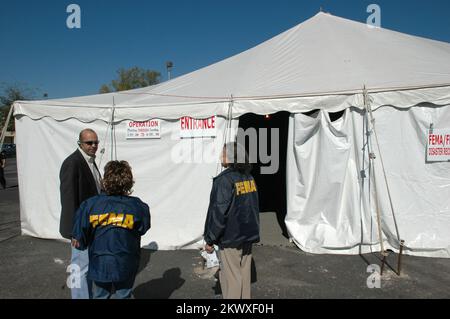 Severe Storms and Tornadoes, Deland, Florida, 7. Februar 2007 Vertreter der FEMA sprechen mit einem Bewohner außerhalb des Disaster Recovery Center (DRC) im Victoria Station Shopping Center. FEMA eröffnet DRCs, um Bewohner beim FEMA-Wiederherstellungsprozess zu unterstützen. Mark Wolfe/FEMA.. Fotos zu Katastrophen- und Notfallmanagementprogrammen, Aktivitäten und Beamten Stockfoto