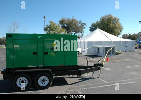 Severe Storms and Tornadoes, Deland, FL, 7. Februar 2007 die FEMA richtet Generatoren und Lüftungssysteme ein, damit ihre Disaster Recovery Centers (DRC) völlig autark sind. FEMA DRCs müssen nach einer Katastrophe in allen Situationen und unter allen Bedingungen einsatzbereit sein. Mark Wolfe/FEMA.. Fotos zu Katastrophen- und Notfallmanagementprogrammen, Aktivitäten und Beamten Stockfoto