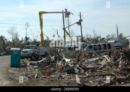 Severe Storms and Tornadoes, Lake County, Florida, 9. Februar 2007 Mitarbeiter des Unternehmens Power arbeiten daran, den Strom in Lake County wiederherzustellen. Die Tornados im Zentrum Floridas zerstörten dieses und andere Gebiete im County. Mark Wolfe/FEMA.. Fotos zu Katastrophen- und Notfallmanagementprogrammen, Aktivitäten und Beamten Stockfoto