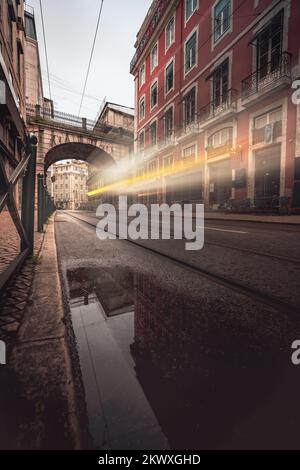 Straße Rua de Sao Paulo und Viadukt mit leichten Wanderwegen - Lissabon, Portugal Stockfoto