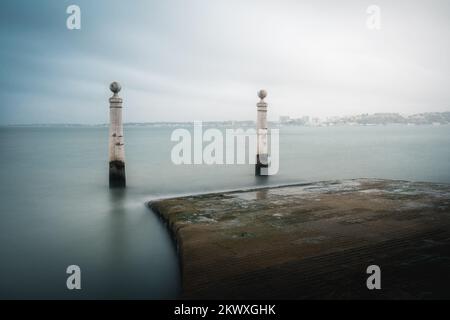 Cais das Colunas (Columns Pier) und Fluss Tejo - Lissabon, Portugal Stockfoto