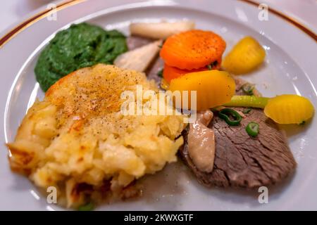 Wiener Sacher Tafelspitz Sacher Torte und Wiener Schnitzel im Rote Bar Restaurant im Philharmoniker Str Volkstheater Wien, Österreich. In der Rote Bar Stockfoto